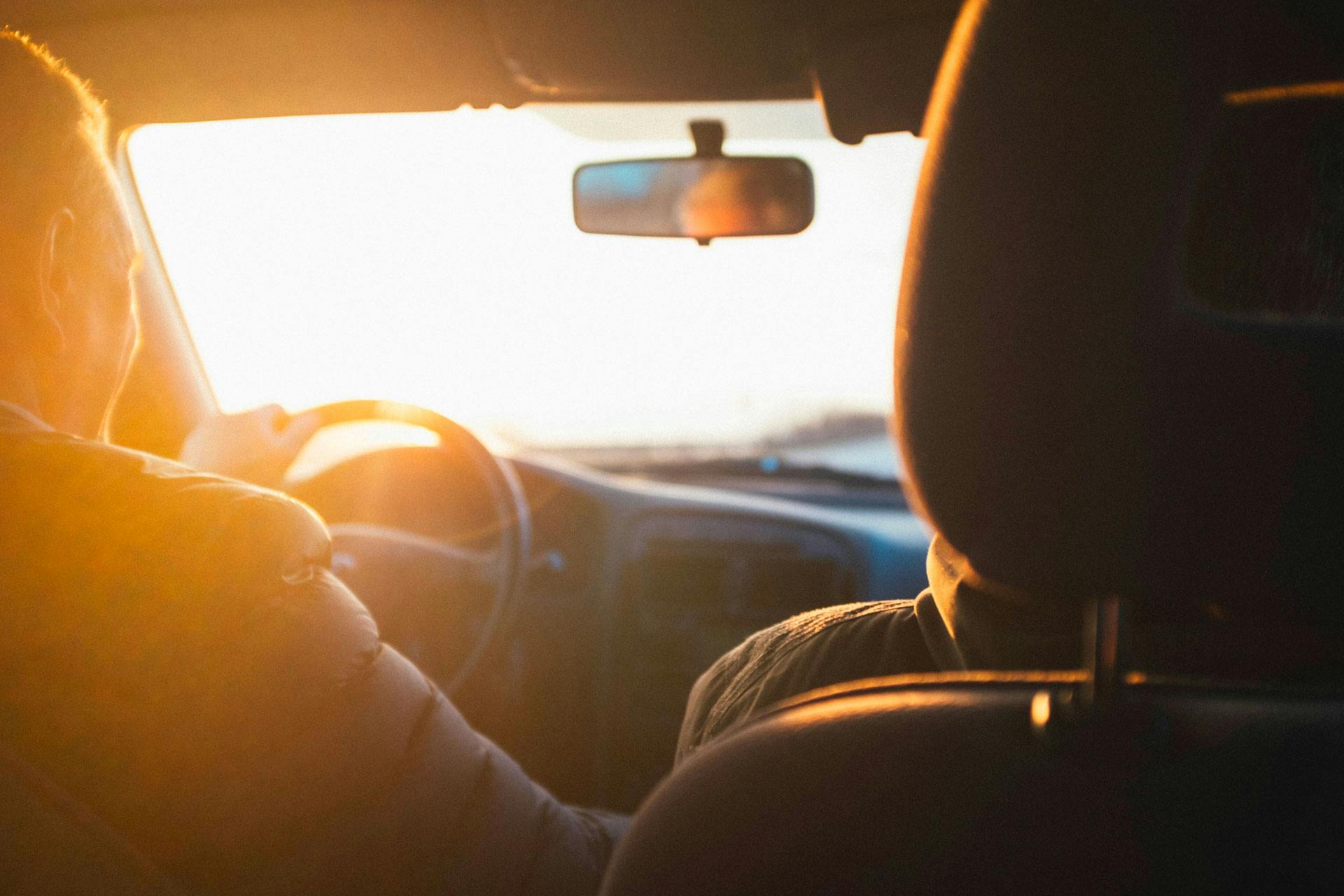 Chauffeur dans une voiture qui veut un abonnement de télépéage