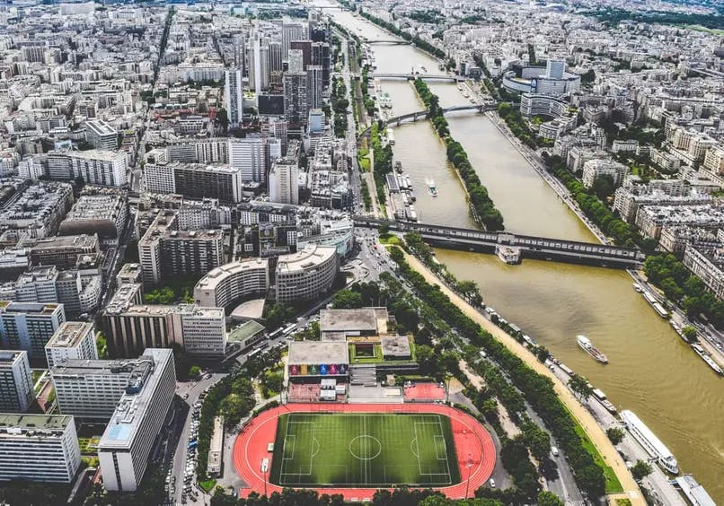 Le Seine et vue sur les immeubles de Paris